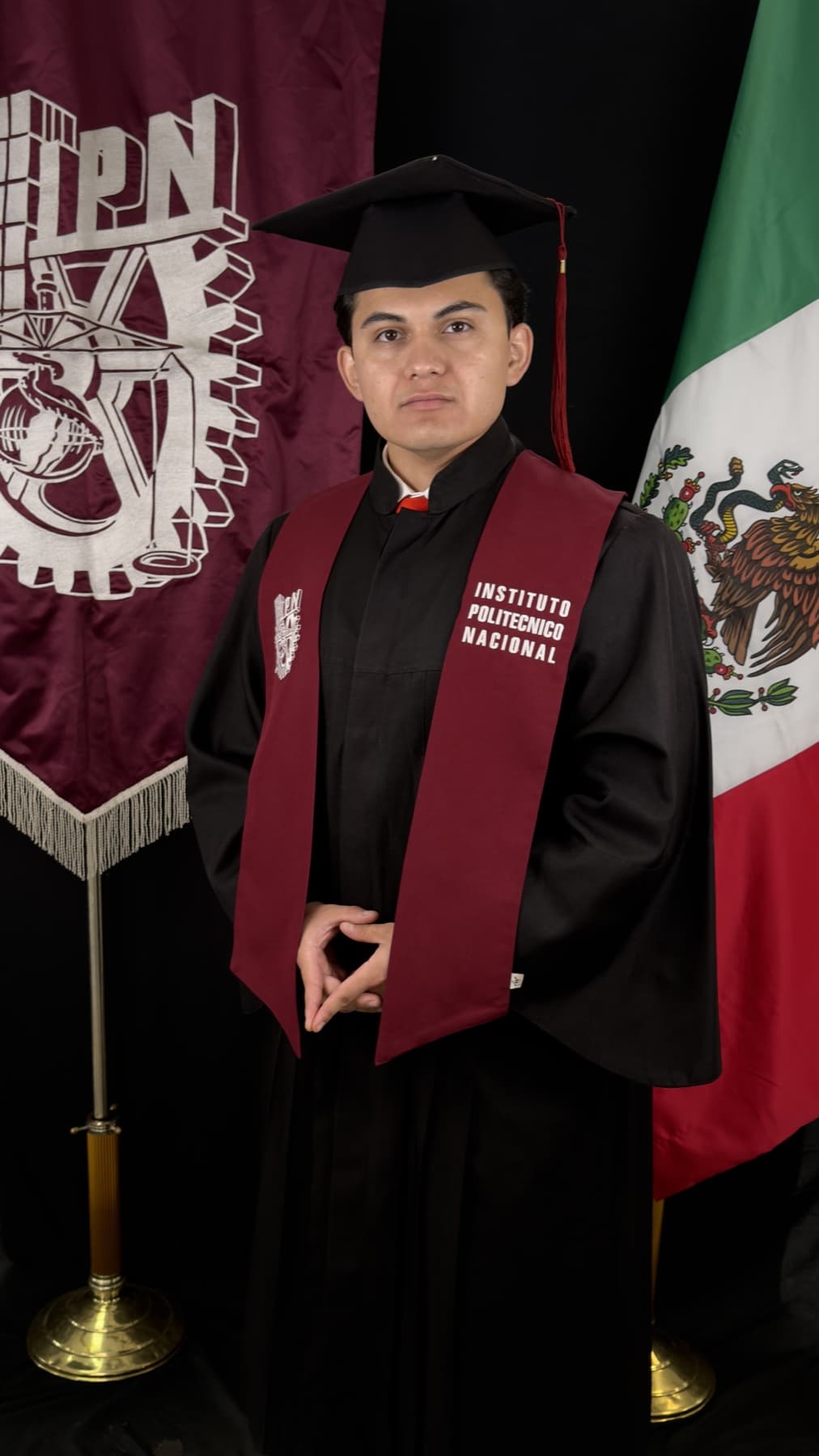Retrato de Jean C. Leyva, fundador de ELVO, con la toga y la banda del Instituto Politécnico Nacional.